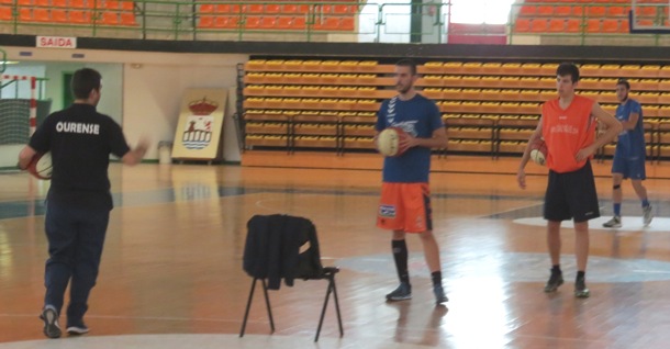 Miguel González entrena los fundamentos de tiro con el júnior Adrián Vázquez. 