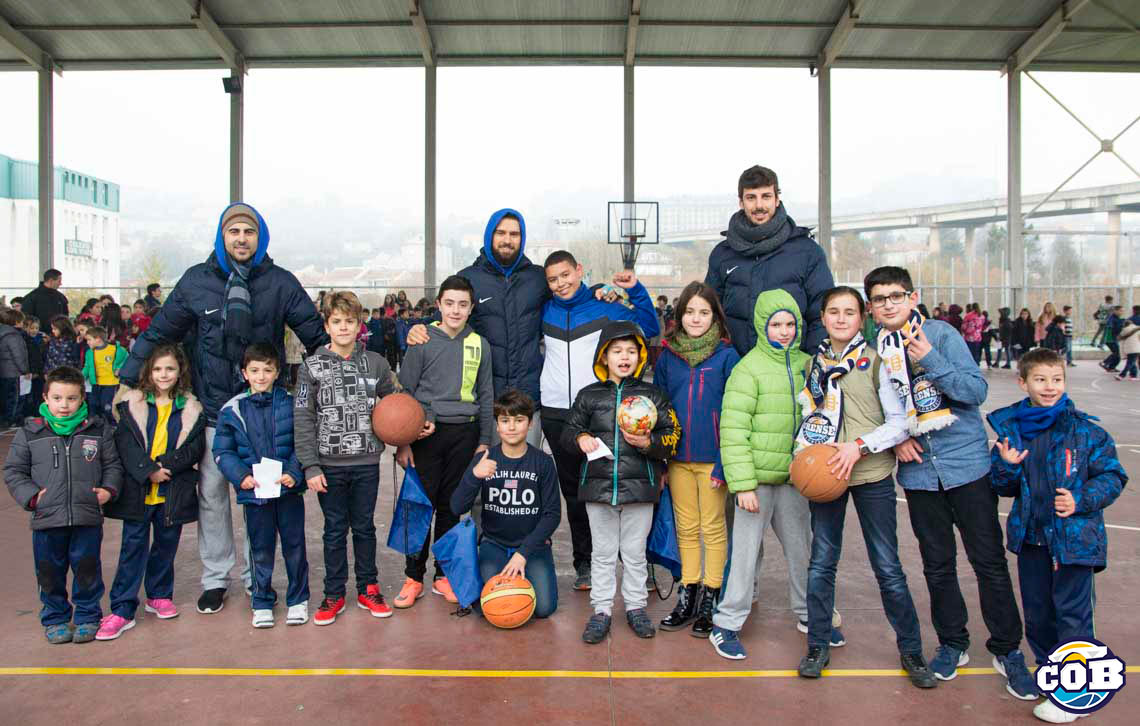 Los jugadores del Ourense Provincia Termal visitan el colegio Luis Vives