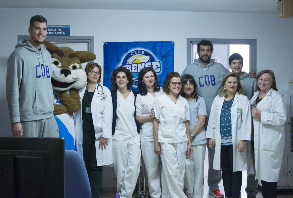 La plantilla del Ourense Provincia Termal visita el CHUO y obsequia a los más jóvenes
