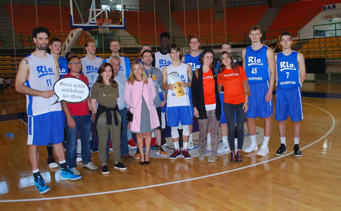 Visita de los miembros de la Asociación Sustinea por la campaña 'Non máis cabichas no chan'