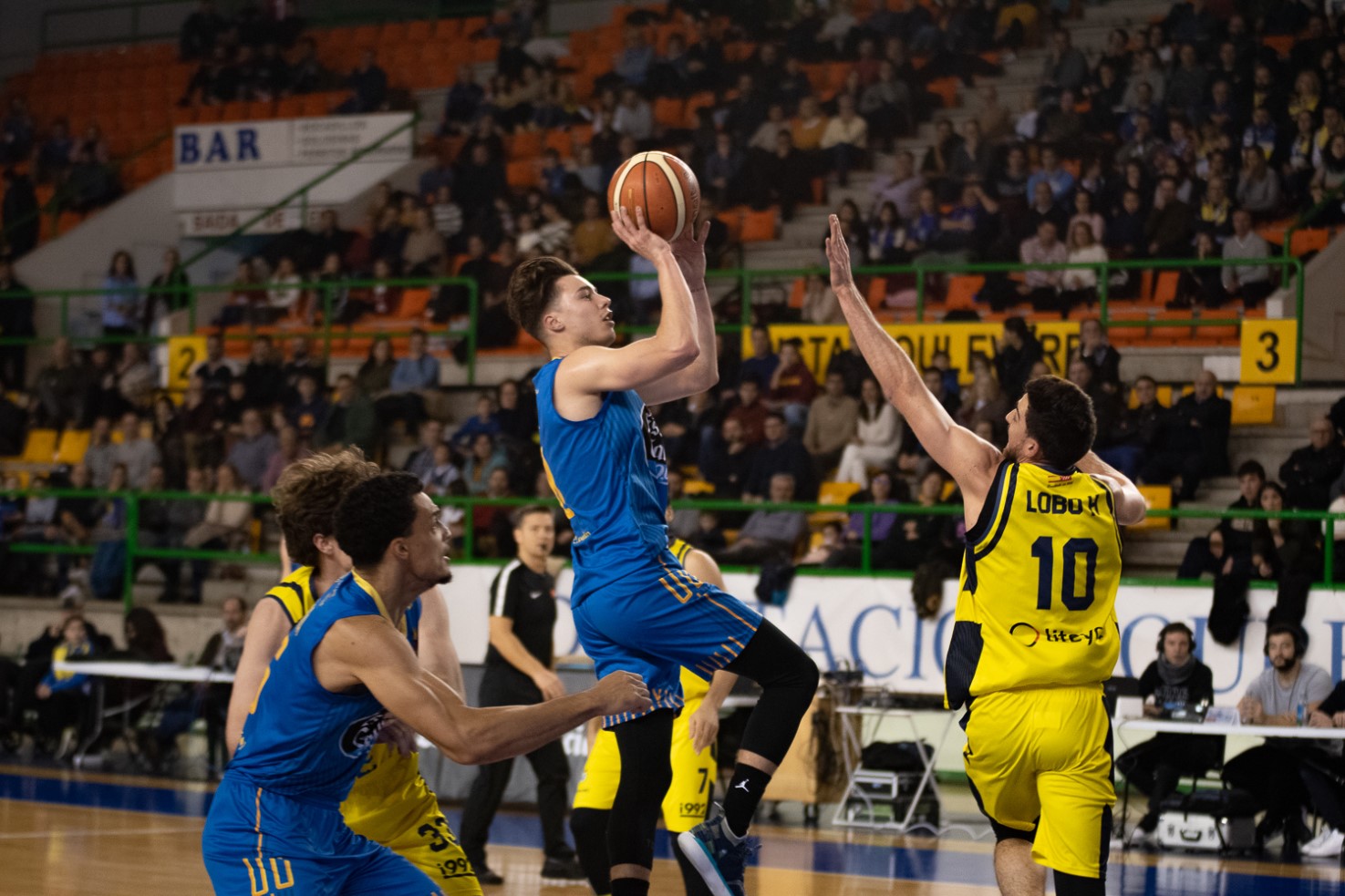 El Club Ourense Baloncesto suma la octava victoria ante un Canoe que luchó hasta el final