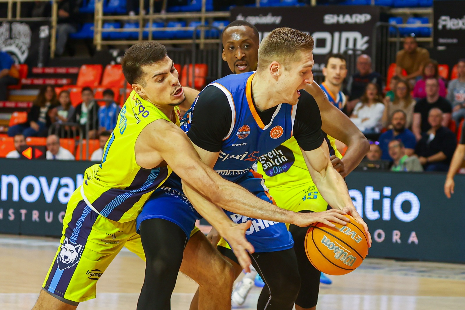 O Aircargobooking Ourense cae en Fuenlabrada tras un partido igualado
