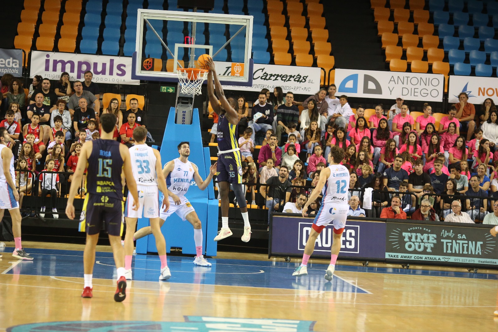 O Club Ourense Baloncesto vence e convence e trae de volta a cuarta vitoria dende Menorca