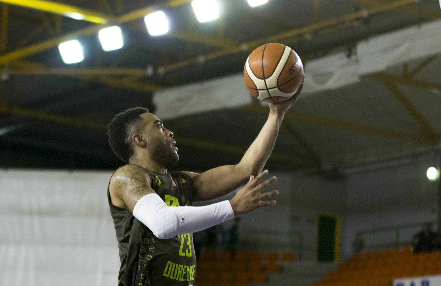 Subasta solidaria de la equipación de Javon Masters